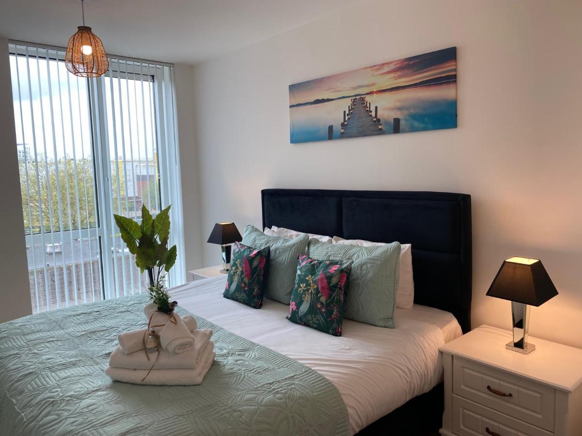 Berks Luxury Serviced Apartments,5 Bedrooms, 5 Double Beds, 2 Bathrooms, Free Super Fast Wifi & Parking Earley Exteriör bild