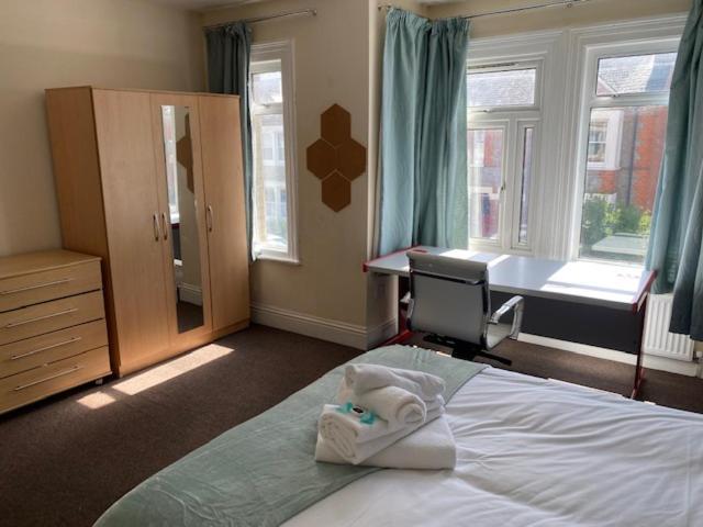 Berks Luxury Serviced Apartments,5 Bedrooms, 5 Double Beds, 2 Bathrooms, Free Super Fast Wifi & Parking Earley Exteriör bild