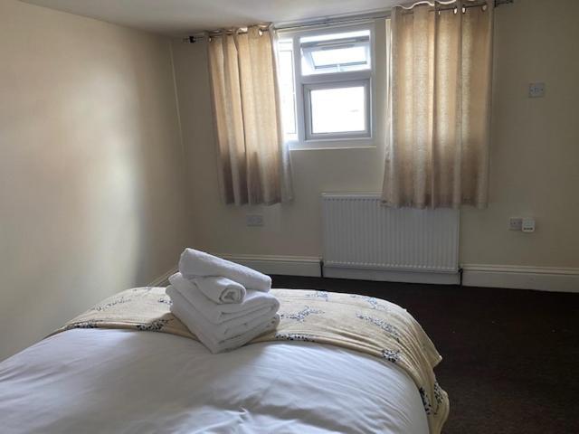 Berks Luxury Serviced Apartments,5 Bedrooms, 5 Double Beds, 2 Bathrooms, Free Super Fast Wifi & Parking Earley Exteriör bild