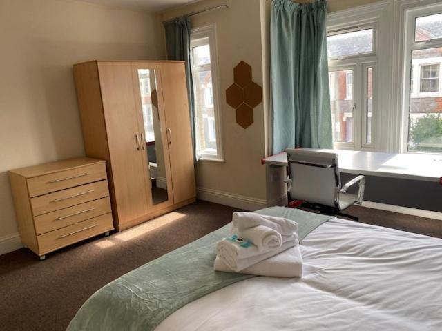 Berks Luxury Serviced Apartments,5 Bedrooms, 5 Double Beds, 2 Bathrooms, Free Super Fast Wifi & Parking Earley Exteriör bild