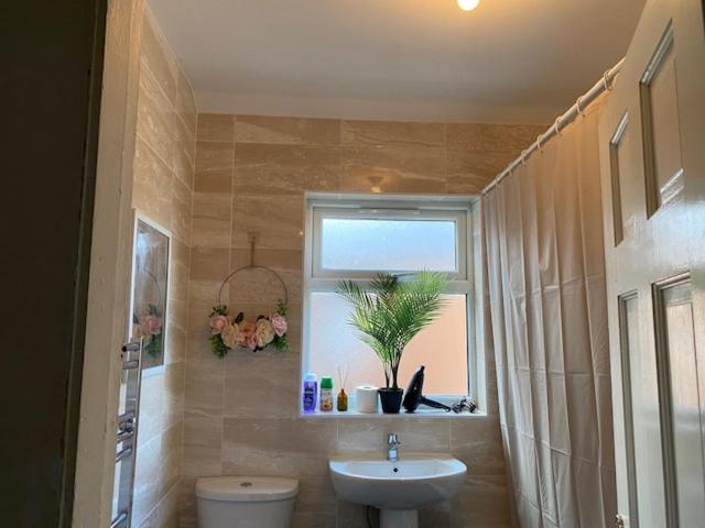 Berks Luxury Serviced Apartments,5 Bedrooms, 5 Double Beds, 2 Bathrooms, Free Super Fast Wifi & Parking Earley Exteriör bild