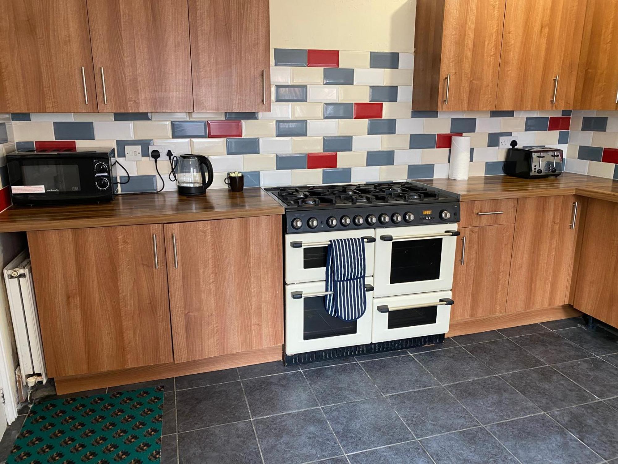 Berks Luxury Serviced Apartments,5 Bedrooms, 5 Double Beds, 2 Bathrooms, Free Super Fast Wifi & Parking Earley Exteriör bild