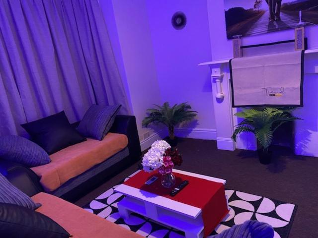 Berks Luxury Serviced Apartments,5 Bedrooms, 5 Double Beds, 2 Bathrooms, Free Super Fast Wifi & Parking Earley Exteriör bild